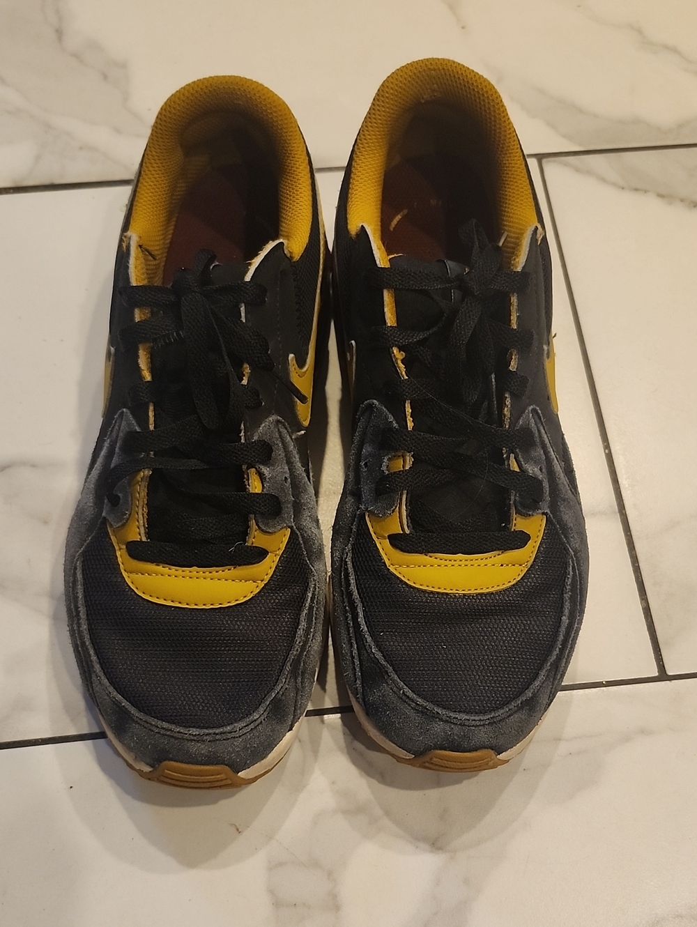 Nike Men's Black and Yellow Sneakers